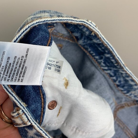 American Eagle Outfitter Tomgirl Light Wash Distressed Jeans Size 2R - Picture 9 of 9